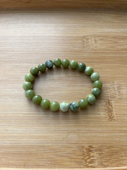 Green 8 mm round bead stretch bracelet - front view
