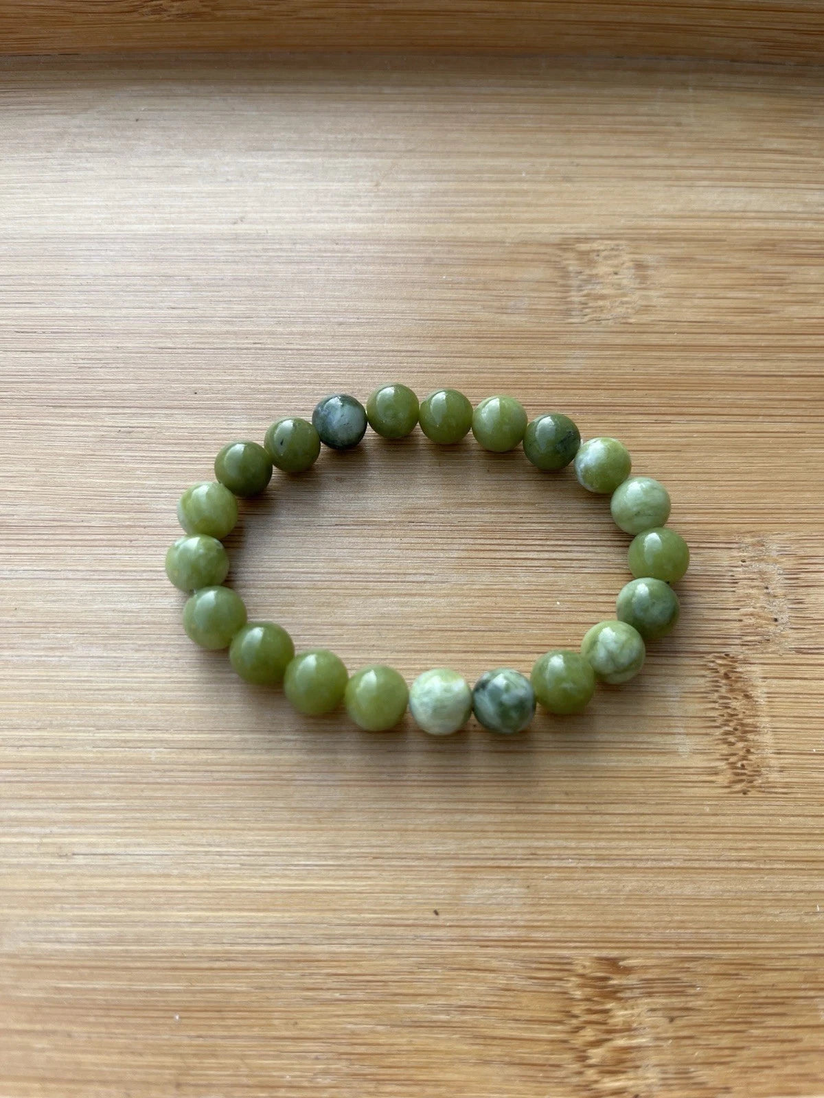 Green 8 mm round bead stretch bracelet - bead detail